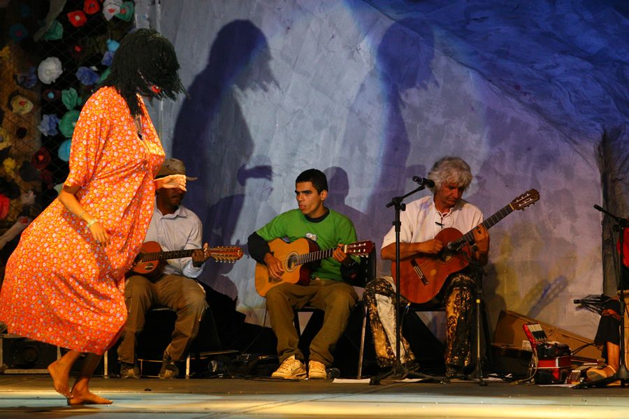 Turma que Faz se  apresentou no VIII Encontro de Culturas Tradicionais da Chapada dos Veadeiros interagindo com o público | Foto de Marcelo Scaranari